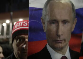 E gjithë bota protestë në mbështetje të Ukrainës, serbët marshojnë rrugëve të Beogradit pro-Putinit