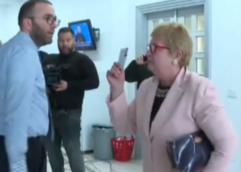 FOTO/ “Në emër të Birit, të Atit…”! Sherr në selinë e PD teksa flet Alibeaj, një grua përplaset fizikisht me të pranishmit