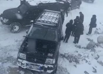 VIDEO/ Reshjet e dendura të borës, Komisionerët e PS mbeten të bllokuar në Qafë-Shosh