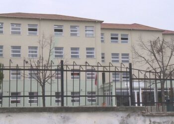 Skandali/ ”Kujtuat se ma hodhët mua”/ Drejtori i shkollës ‘trondit’ me shpulla nxënësit sa herë i sheh! ZVA: Sjellje e papranueshme!