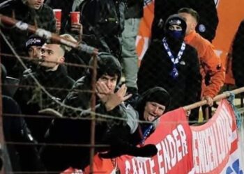 VIDEO/ “Provokim” për serbët: Tifozi skocez bën simbolin e shqiponjës në stadiumin e Beogradit dhe “tërbon”…!