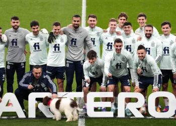 Spanja prezanton sponsorin e ri, duke u fotografuar me qenushin Musa para duelit me Shqipërinë