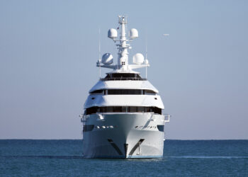 ‘Ditë të zeza’ për oligarkët rusë, francezët bllokojnë “Dashurinë e Vërtetë” të kreut të naftës ruse