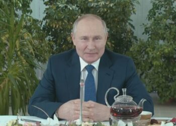 Qesh Putin dhe thyen rregullat e veta: Fton në tavolinë 17 stjuardesa!