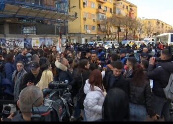 Studentët mbërrijnë në sheshin Skënderbej: Shumica prej nesh e kanë lënë shkollën përgjysmë sepse i duhet të përballojmë koston e qirasë