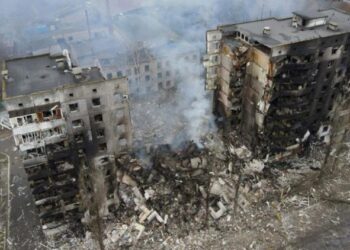 VIDEO/ Qyteti jugor në Ukrainë s’gjen qetësi gjatë natës, ushtarët rusë bombardojnë godinat e banimit