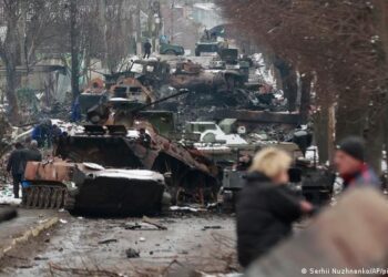 Trupa nëpër rrugë, tanke të shkrumbuar dhe mbetje avionësh/ Ukraina bën bilancin: Si i dërrmuam rusët