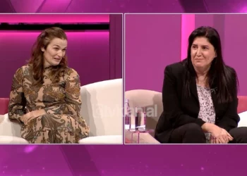 “Shpëtove tre jetë”, mjekja kujton lindjen e pacientes: Ia tregova bebin pa u prerë kordoni