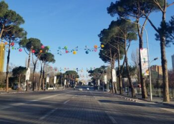 Sot dita pa makina në Tiranë/ Rrugët ku do të bllokohet qarkullimi dhe itinerari i autobusëve