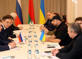 Kush është “Stalini i Ukrainës”, njeriu me kapele që ndodhej në tryezën e bisedimeve me Rusinë