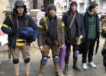 FOTO/ Gazetari britanik përlot me lajmin për ushtarët ukrainas: Ata janë vetëm fëmijë, as e imagjinoni
