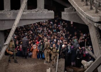 Fotot e trishta/ E bombarduar nga Rusia, ura e shkatërruar bëhet strehë për ukrainasit