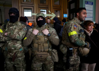 Drejt e në betejë 20 mijë vullnetarë/ Formohet legjioni i huaj i Ukrainës, gati për luftën kundër Rusisë