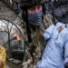 FOTO që ‘po tronditin’ njerëzit/ Foshnja e porsalindur shpëtohet nga ushtari ukrainas mes bombardimeve