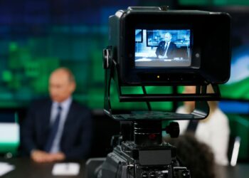 Putin forcon kontrollin mbi mediat, dënime deri në 10 vite burg për lajme të rreme për luftën