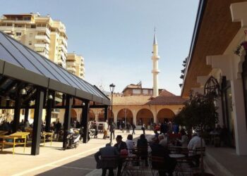 Besimtarin nuk e lejuan të falej në xhami, thyen gjithçka i del para tek ‘Pazari i ri’