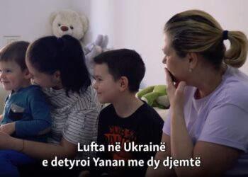 Rrëfimi mes lotësh i familjes ukrainase në Tiranë: Djali i vogël i tha babit ‘mos qaj, tanket do ikin dhe ne do kthehemi në shtëpi’