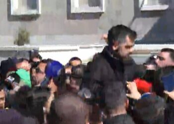 “Politika që po vjen do i dali…!”/ Qytetarët zbresin nga podiumi protestuesin e Berishës dhe Metës: Poshtë politika, në shesh është populli