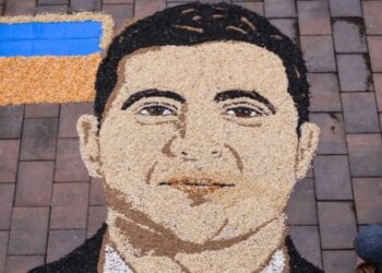 Artisti shqiptar tërheq vëmendjen e mediave ndërkombëtare, pasi krijoi me oriz dhe fara portretin e Zelenskyt