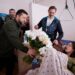 Sulmet mbi civilët/ Zelensky viziton 16-vjeçaren e plagosur në spital, i dhuron një tufë më lule