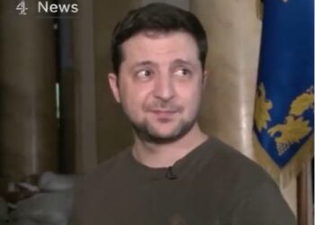 VIDEO/ “S’mund t’i takoj fëmijët…”! Momenti kur Zelensky lajmërohet për sulmin në Kiev, ndërpret intervistën: Kjo është Rusia, përgëzime