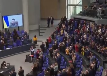 Zelensky, kritika gjatë fjalës në parlamentin gjerman: Ju jeni përsëri pas murit, jo ai i Berlinit, por në mes të Evropës, midis lirisë de robërisë