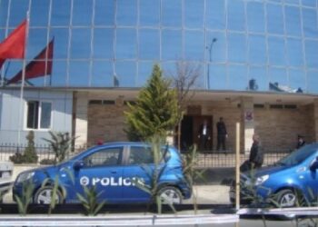 Policët reaguan me vonesë për zjarrin në komisariat/ 26-vjeçari i shoqëruar 22 herë për 2 muaj po pinte cigare në korridor, si i vuri flakën dyshekut