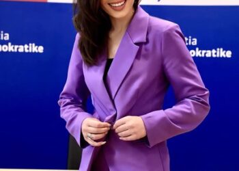 FOTO/ Berisha e lë selinë me qira për… shitje rrobash
