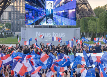 VIDEO / Entuziazëm mes francezëve!  Momenti kur shpallet fitorja e Macron!
