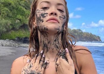 FOTO / Me bikini pranë vullkanit, Rita Ora nuk i ndal pushimet nëpër plazhe