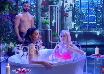 Monika Lubonja zhvishet sërish dhe me bikini rozë futet në vaskë në mes të studios