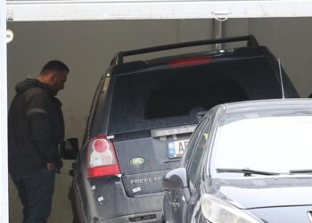 Dalin pamjet e Land Roverit të Iljaz Çalit, të bërë ‘shoshë’ nga plumbat (FOTO)