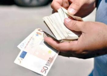 Këmbenin valutë false në Tiranë dhe rrethe, arrestohet tre persona