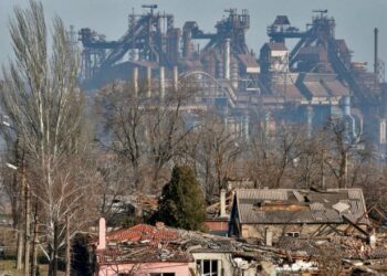 Qindra civilë të rrethuar në fabrikë / Ukraina përgatit operacionin special për t’i shpëtuar