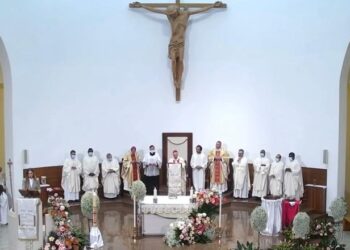 Besimtarët katolikë kremtojnë Pashkët, në mesnatë mesha në Katedralen e Shën Palit! (Urojnë krerët e shtetit)