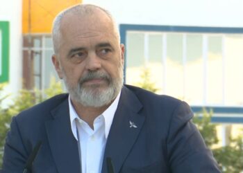Rama dorëzon çelësat e 105 shtëpive të reja në Kamëz, batuta me demokratët: Për ju paska qenë kjo botë!