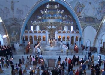 ‘Ngjallja e Krishtit’/ Besimtarët ortodoksë në të gjithë Shqipërinë kremtojnë Pashkët