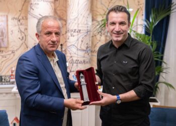 Veliaj pret kryetarin e Komunës së Suharekës, i jep Kullen e Sahatit: Mundësi për të rinjtë nga të gjitha trevat shqiptare!