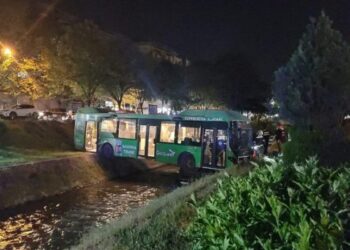 Autobusi “fluturoi” mbi Lanë! Dyshime se të dy mjetet kanë qënë me shumë shpejtësi
