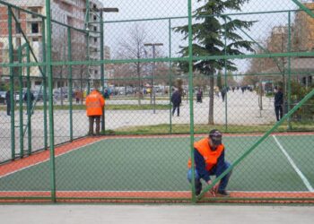Tiranës i shtohen edhe dy terrene sportive, fushë e re basketbolli dhe volejbolli në bllokun “Shefqet Musaraj”