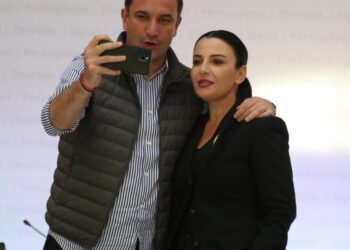Fotolajm/ Përqafime e selfie në Kongresin e PS mes Erion Veliajt dhe Belinda Ballukut! Përtej kameras…