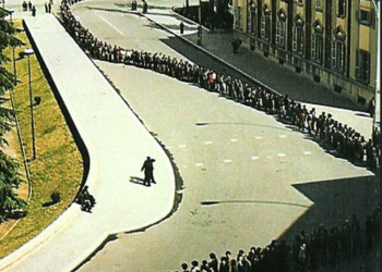 FOTOT/ 37 vite më parë, ndërroi jetë diktatori Enver Hoxha, histeria kolektive në të qara e shkulje flokësh. Sot, braktisja e madhe