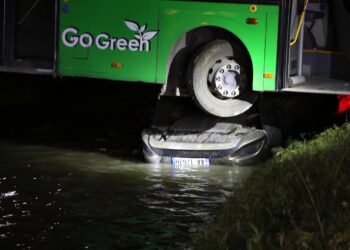 EMRAT/ Policia jep detajet e plota të aksidentit të autobusit me makinën që përfunduan në Lanë