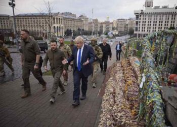 FOTOLAJM/ Zelensky dhe Johnson ecin në qendër të Kievit
