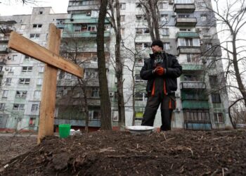 “Mburren me ‘fitoret’ e tyre”/ Mariupol: Rusët po vrasin civilët në rrugë dhe i fotografojnë!