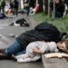FOTO: Të shtrirë e të mbuluar në ‘gjak’, Praga inskenon pamjet e tmerrshme nga Bucha