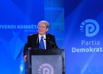 VOA për Kuvendin e Berishës: E megjithatë, shumica e deputetëve e bojkotuan!