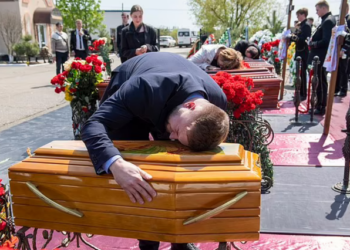 FOTO: Raketat ruse i shuan familjen, babai ‘shembet’ mbi arkivolin e vajzës dhe gruas së tij
