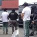 VIDEO: Arrestimi i shqiptarit më të rrezikshëm në Ekuador, me pranga në duar dhe i rrethuar nga policë të armatosur