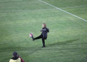 FOTO LAJM/ Zaho Rama shkelmon topin e parë në inaugurimin e stadiumit të ri në Kukës